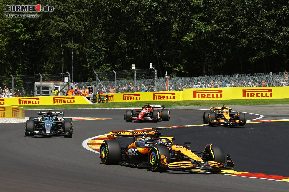 Foto zur News: Oscar Piastri (McLaren), George Russell (Mercedes), Carlos Sainz (Ferrari) und Lando Norris (McLaren)