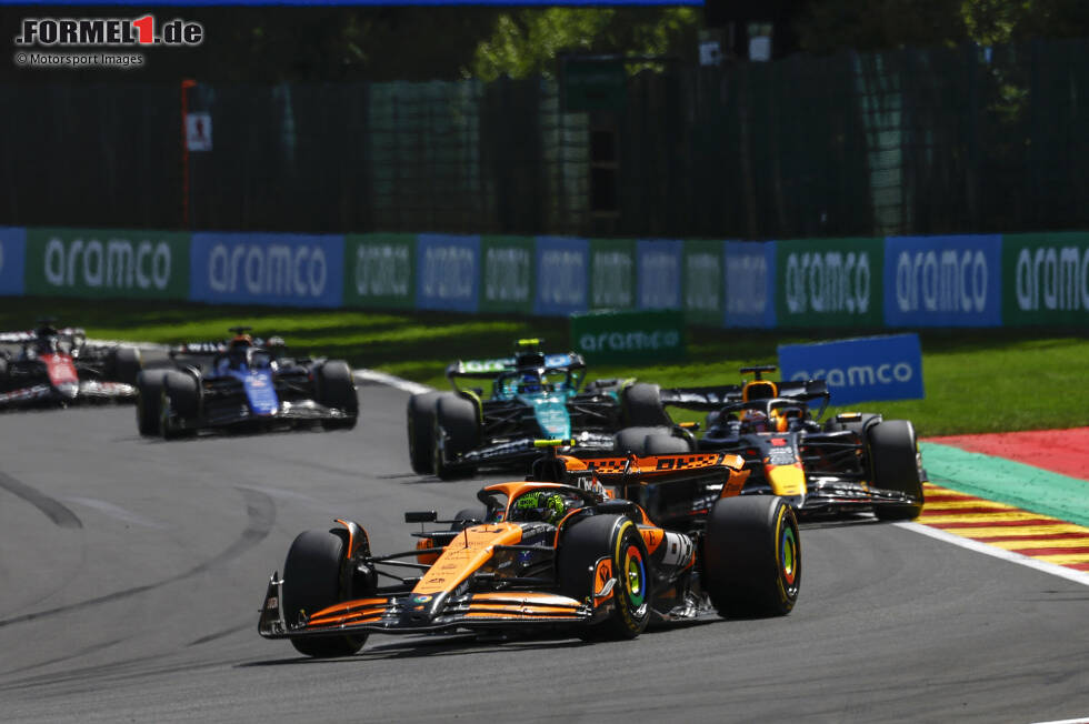 Foto zur News: Lando Norris (McLaren), Max Verstappen (Red Bull) und Fernando Alonso (Aston Martin)