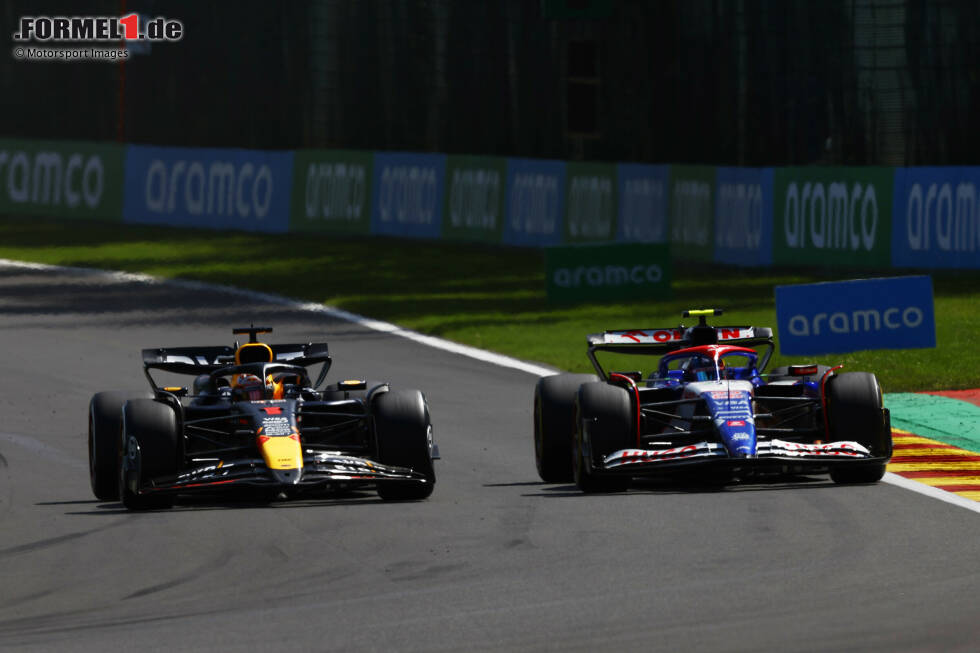 Foto zur News: Max Verstappen (Red Bull) und Yuki Tsunoda (Racing Bulls)