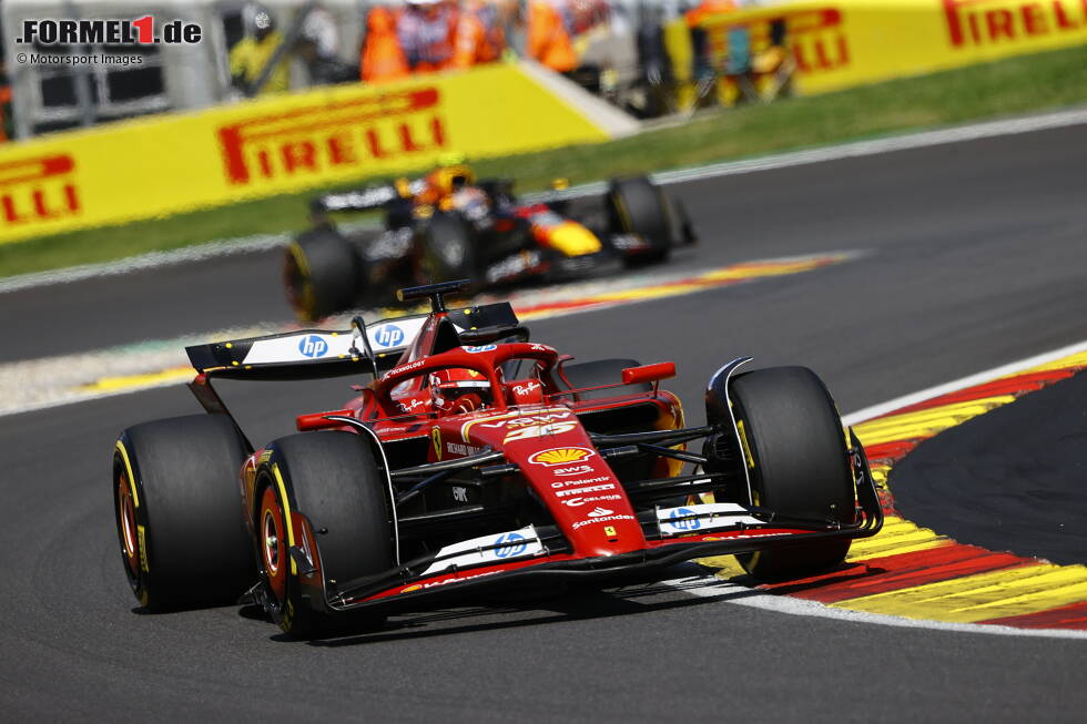 Foto zur News: Charles Leclerc (Ferrari) und Sergio Perez (Red Bull)