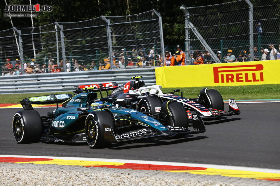 Foto zur News: Fernando Alonso (Aston Martin) und Nico Hülkenberg (Haas)