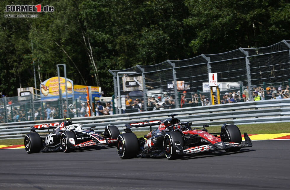 Foto zur News: Esteban Ocon (Alpine) und Nico Hülkenberg (Haas)