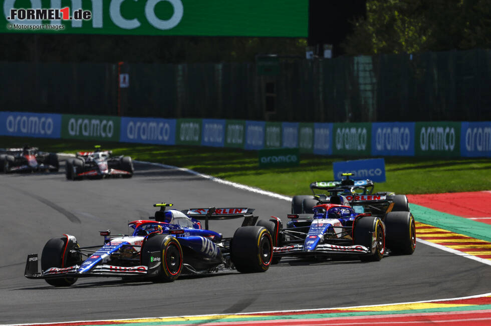 Foto zur News: Yuki Tsunoda (Racing Bulls), Daniel Ricciardo (Racing Bulls) und Fernando Alonso (Aston Martin)