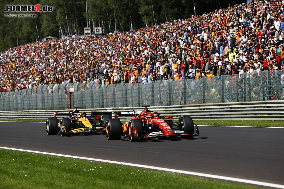 Foto zur News: Charles Leclerc (Ferrari) und Oscar Piastri (McLaren)