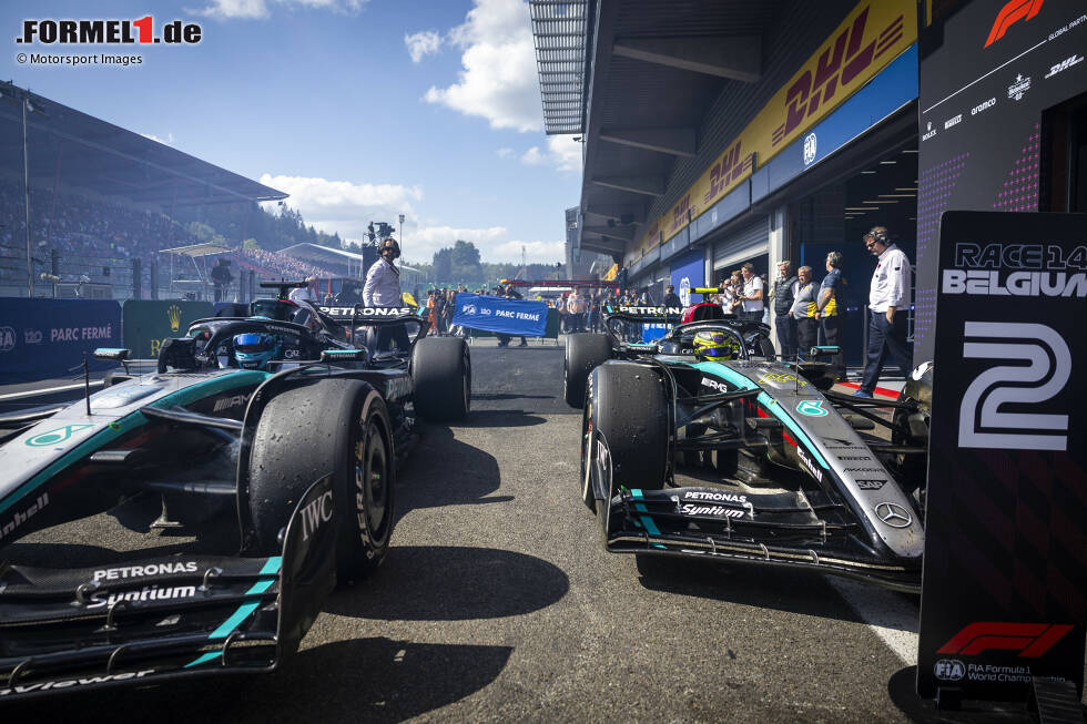 Foto zur News: George Russell (Mercedes) und Lewis Hamilton (Mercedes)