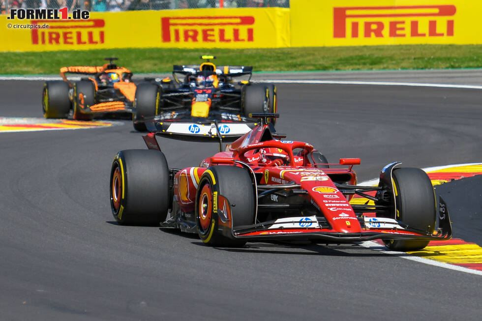 Foto zur News: Charles Leclerc (Ferrari) und Sergio Perez (Red Bull)