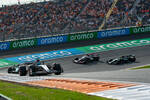 Foto zur News: George Russell (Mercedes), Fernando Alonso (Aston Martin), Kevin Magnussen (Haas) und Lewis Hamilton (Mercedes)