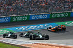 Foto zur News: Fernando Alonso (Aston Martin), George Russell (Mercedes), Lewis Hamilton (Mercedes) und Lando Norris (McLaren)