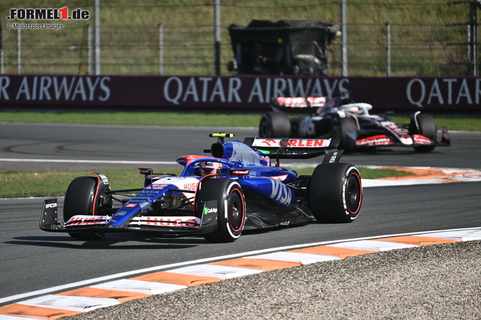 Foto zur News: Yuki Tsunoda (Racing Bulls) und Kevin Magnussen (Haas)