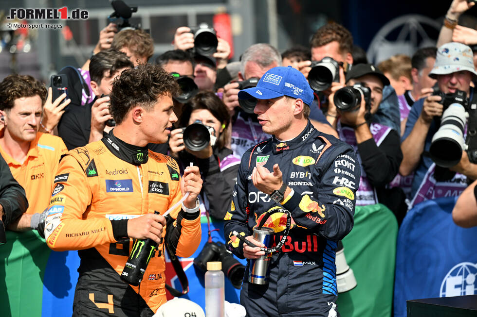 Foto zur News: Lando Norris (McLaren) und Max Verstappen (Red Bull)