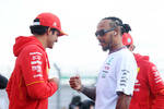 Foto zur News: Carlos Sainz (Ferrari) und Lewis Hamilton (Mercedes)