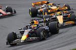 Foto zur News: Max Verstappen (Red Bull), Lando Norris (McLaren) und Oscar Piastri (McLaren)