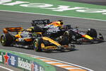 Foto zur News: Lando Norris (McLaren) und Max Verstappen (Red Bull)