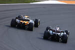 Foto zur News: Oscar Piastri (McLaren) und George Russell (Mercedes)