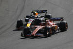 Foto zur News: Carlos Sainz (Ferrari) und Sergio Perez (Red Bull)