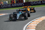 Foto zur News: George Russell (Mercedes) und Oscar Piastri (McLaren)