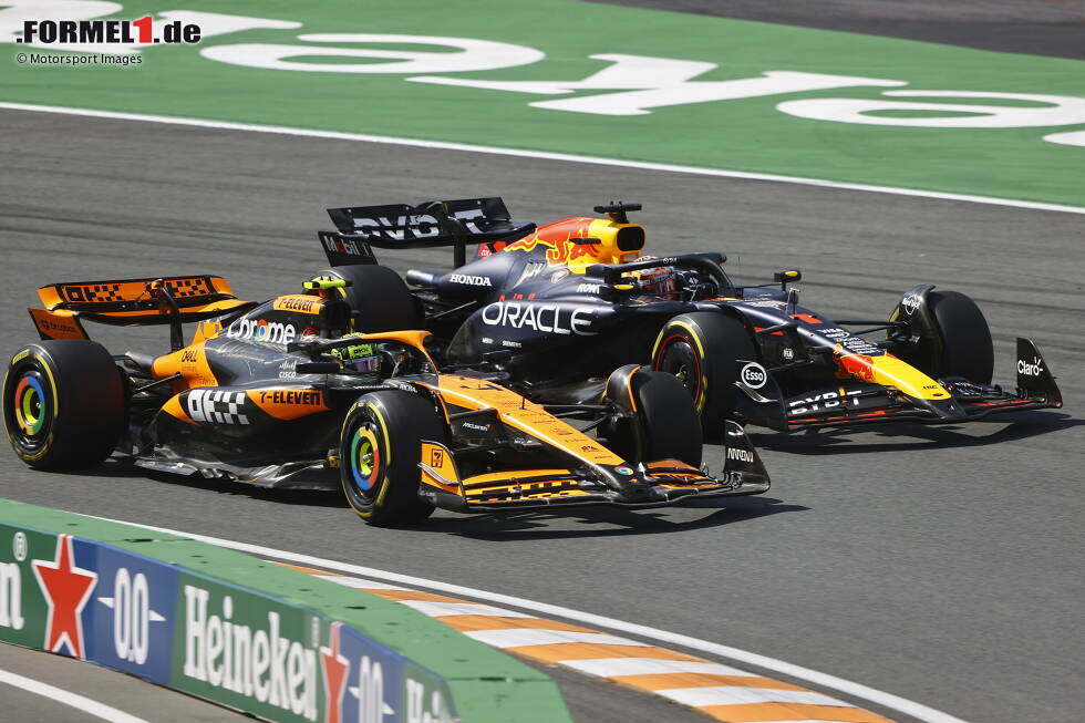 Foto zur News: Lando Norris (McLaren) und Max Verstappen (Red Bull)