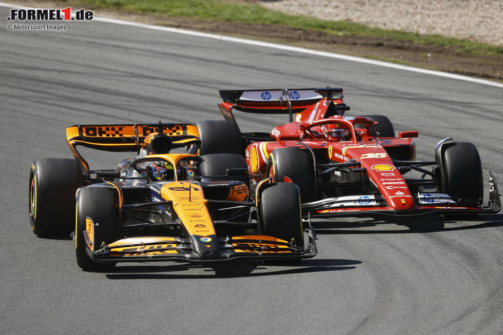 Foto zur News: Oscar Piastri (McLaren) und Charles Leclerc (Ferrari)