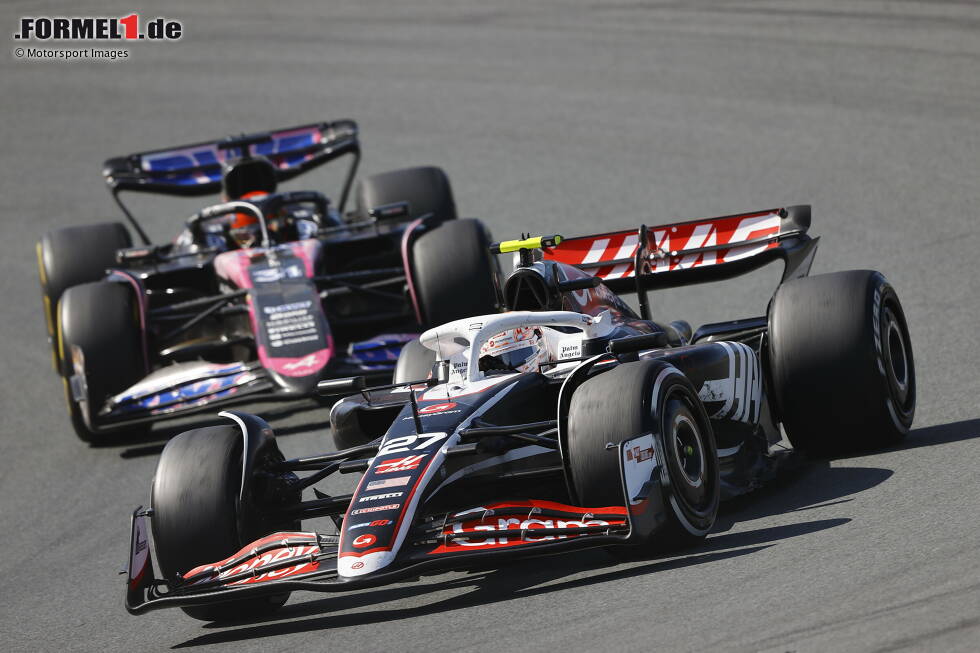 Foto zur News: Nico Hülkenberg (Haas) und Esteban Ocon (Alpine)