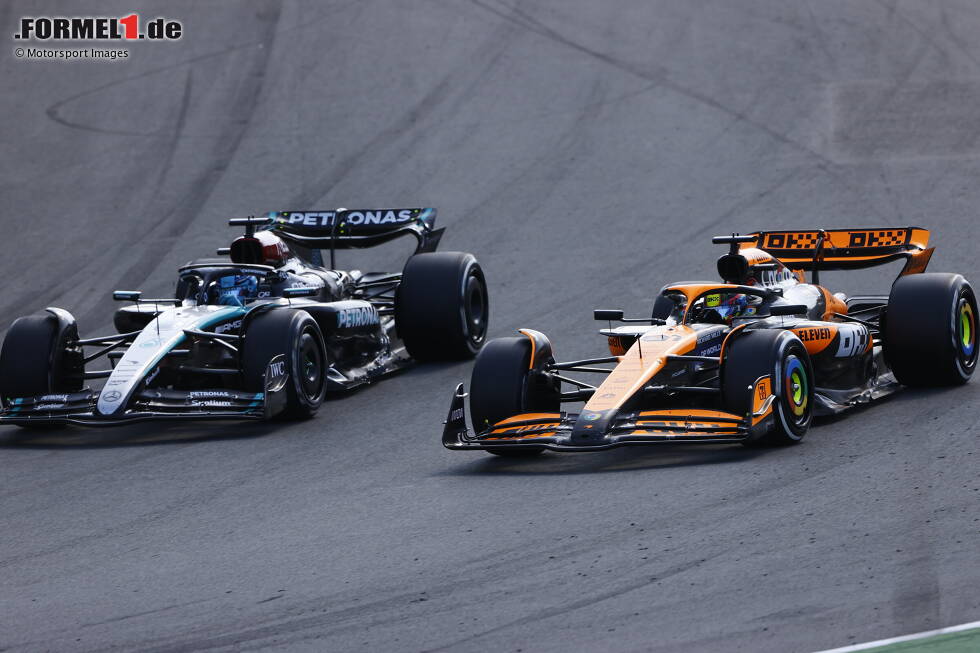 Foto zur News: Oscar Piastri (McLaren) und George Russell (Mercedes)