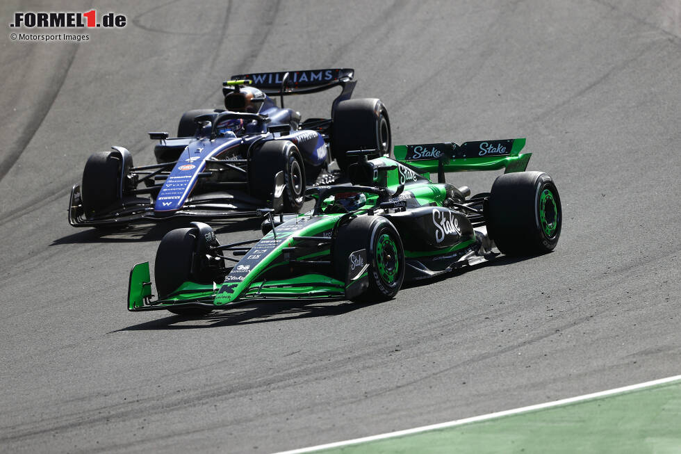 Foto zur News: Valtteri Bottas (Sauber) und Logan Sargeant (Williams)