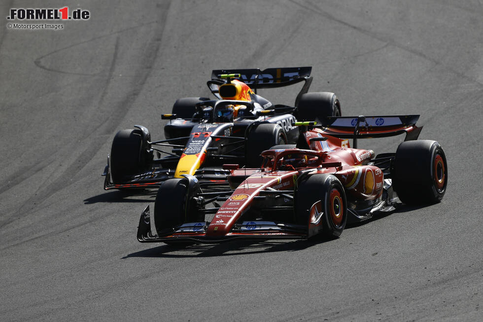 Foto zur News: Carlos Sainz (Ferrari) und Sergio Perez (Red Bull)