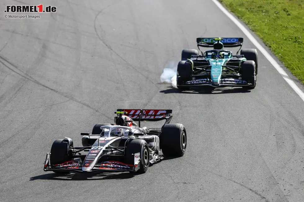 Foto zur News: Nico Hülkenberg (Haas) und Fernando Alonso (Aston Martin)