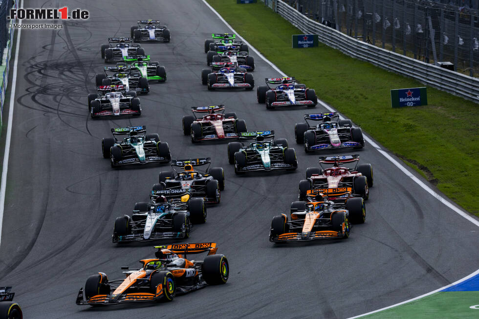 Foto zur News: Lando Norris (McLaren), George Russell (Mercedes) und Oscar Piastri (McLaren)