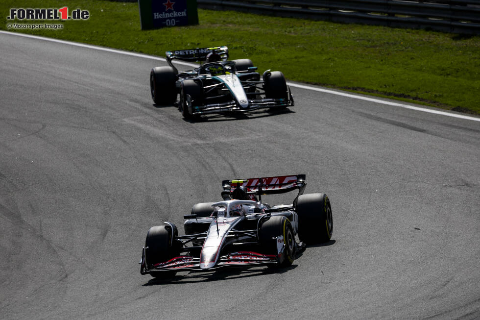 Foto zur News: Nico Hülkenberg (Haas) und Lewis Hamilton (Mercedes)