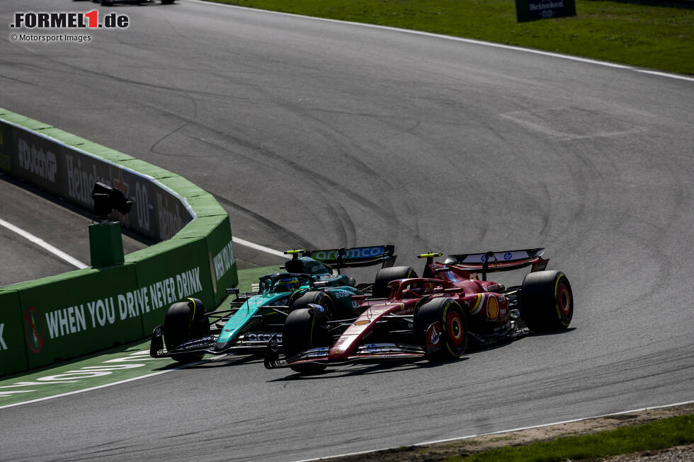 Foto zur News: Carlos Sainz (Ferrari) und Fernando Alonso (Aston Martin)