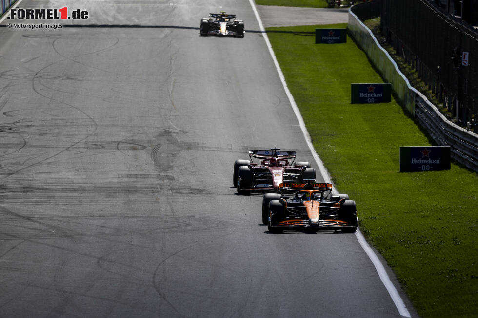 Foto zur News: Oscar Piastri (McLaren) und Charles Leclerc (Ferrari)