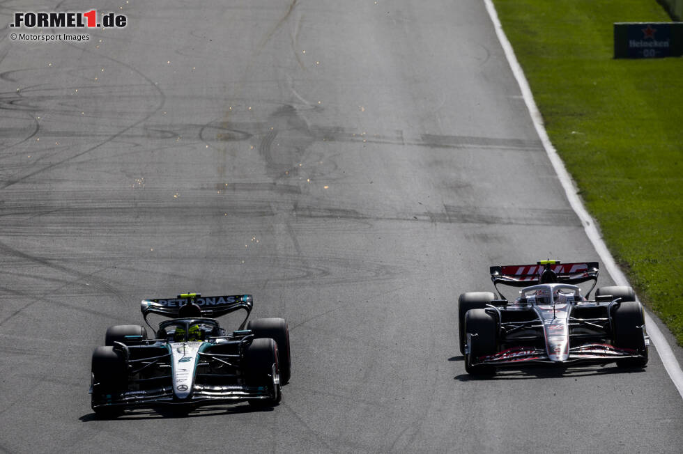 Foto zur News: Lewis Hamilton (Mercedes) und Nico Hülkenberg (Haas)