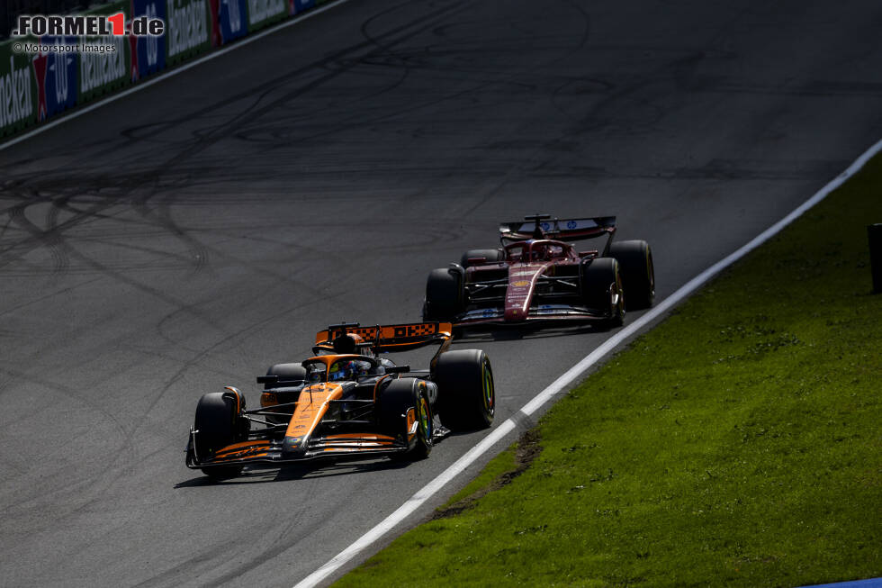 Foto zur News: Oscar Piastri (McLaren) und Charles Leclerc (Ferrari)