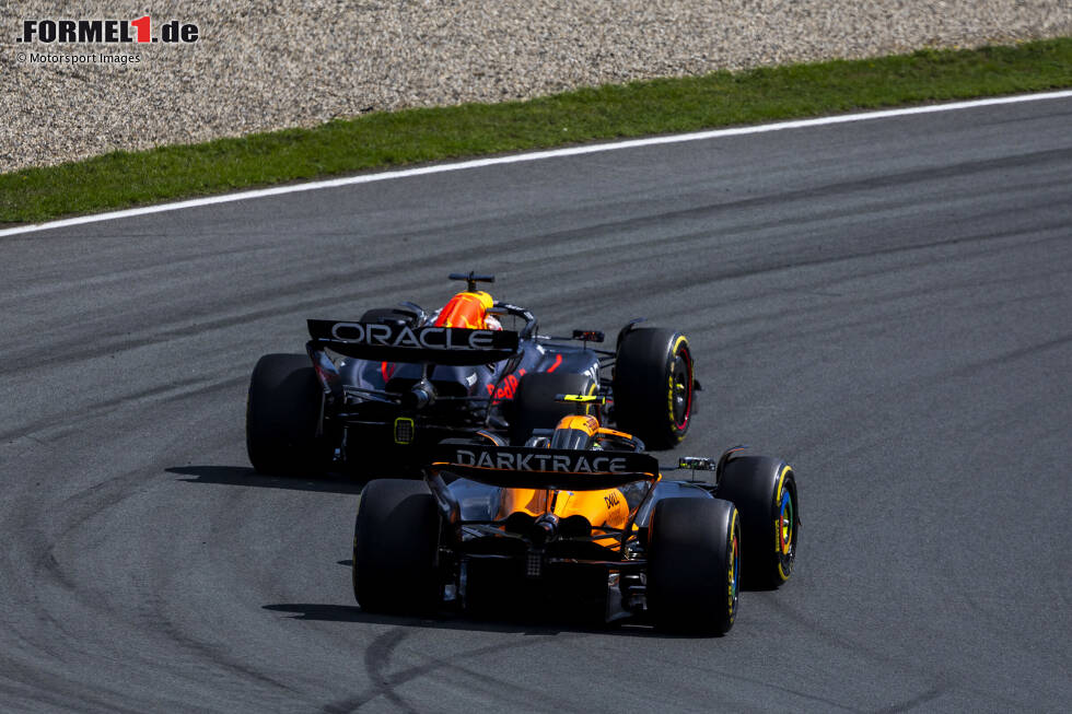 Foto zur News: Max Verstappen (Red Bull) und Lando Norris (McLaren)