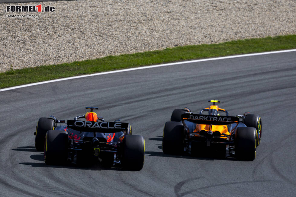 Foto zur News: Lando Norris (McLaren) und Max Verstappen (Red Bull)