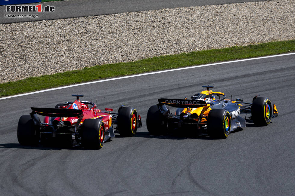 Foto zur News: Oscar Piastri (McLaren) und Charles Leclerc (Ferrari)