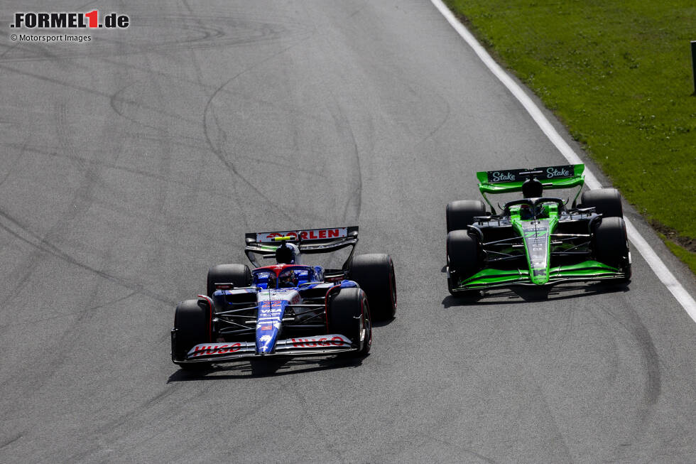 Foto zur News: Yuki Tsunoda (Racing Bulls) und Valtteri Bottas (Sauber)