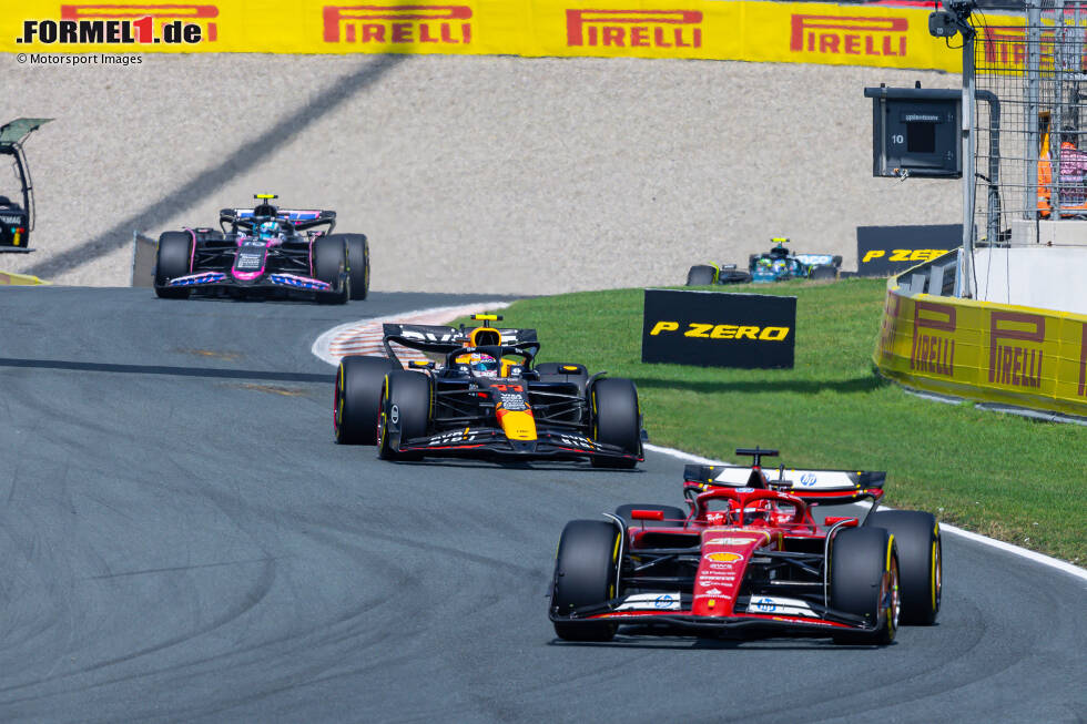 Foto zur News: Charles Leclerc (Ferrari), Sergio Perez (Red Bull) und Pierre Gasly (Alpine)