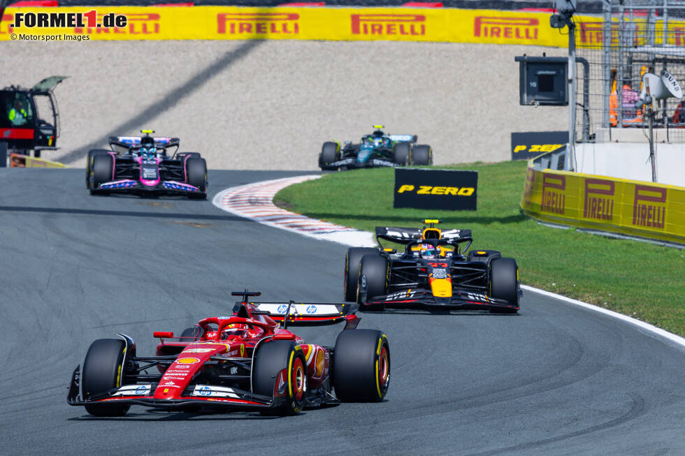 Foto zur News: Charles Leclerc (Ferrari), Sergio Perez (Red Bull) und Pierre Gasly (Alpine)