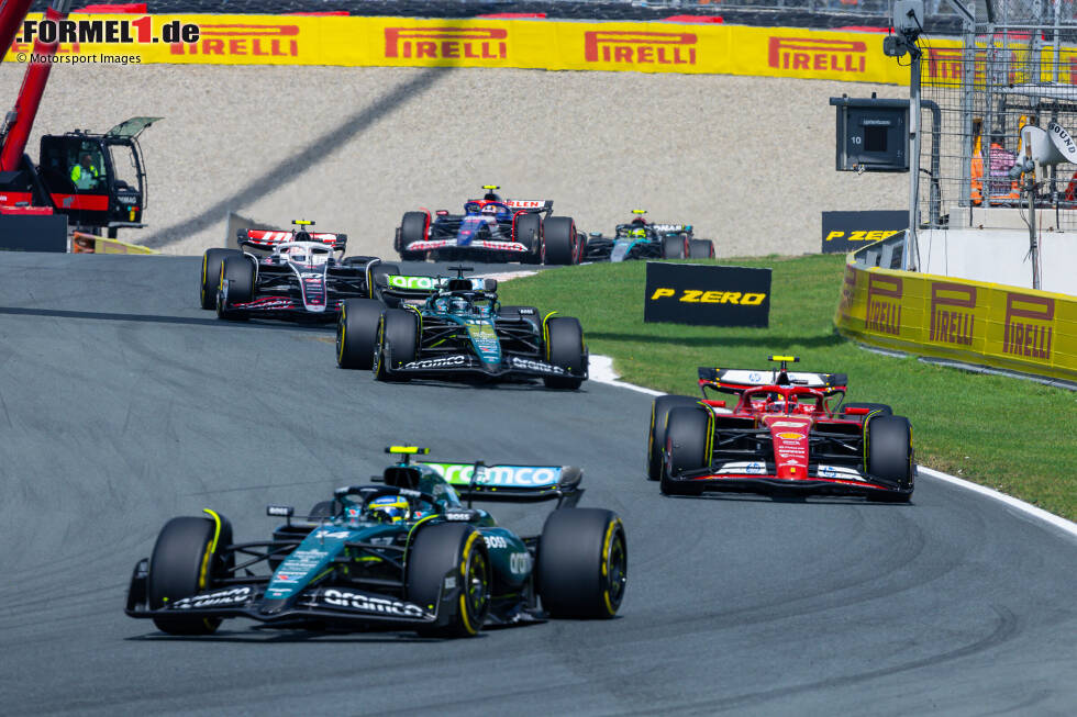 Foto zur News: Fernando Alonso (Aston Martin), Carlos Sainz (Ferrari) und Lance Stroll (Aston Martin)