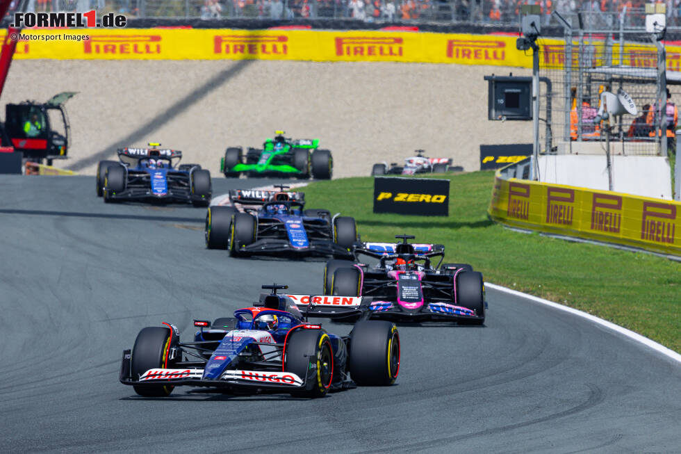 Foto zur News: Alexander Albon (Williams), Daniel Ricciardo (Racing Bulls) und Esteban Ocon (Alpine)