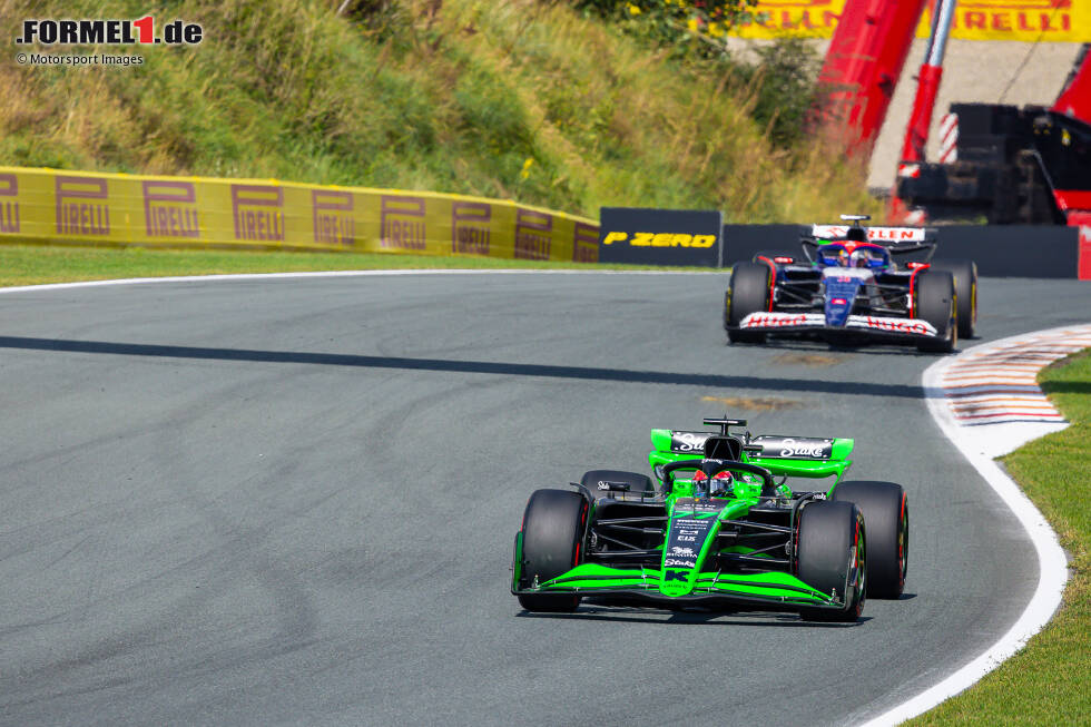 Foto zur News: Valtteri Bottas (Sauber) und Daniel Ricciardo (Racing Bulls)