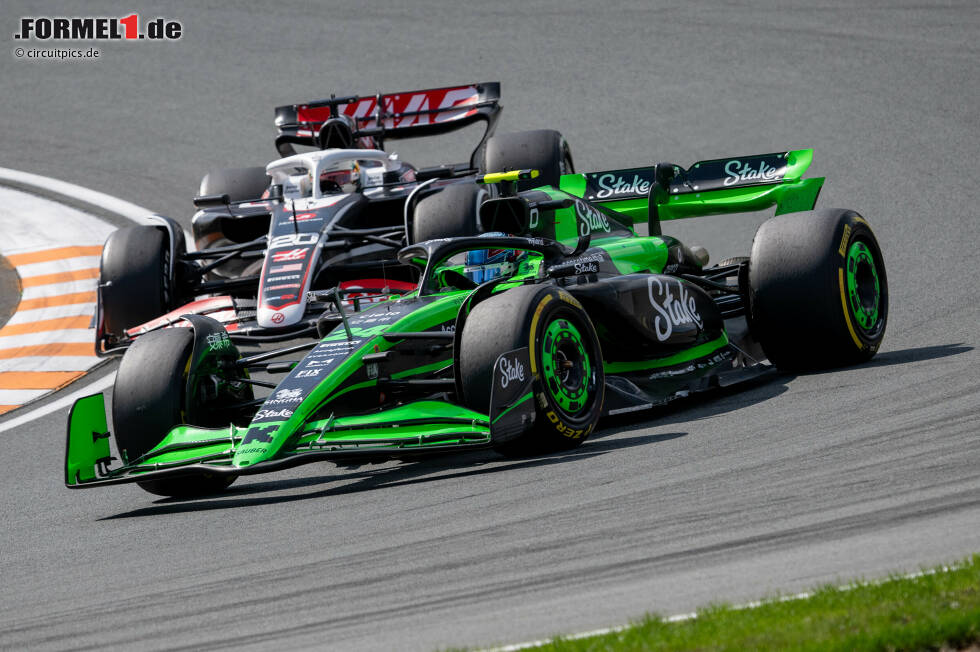 Foto zur News: Guanyu Zhou (Sauber) und Kevin Magnussen (Haas)