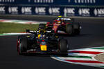 Foto zur News: Max Verstappen (Red Bull) und Carlos Sainz (Ferrari)