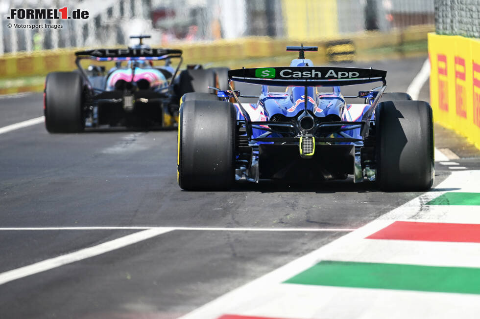 Foto zur News: Esteban Ocon (Alpine) und Daniel Ricciardo (Racing Bulls)