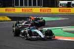 Foto zur News: George Russell (Mercedes) und Sergio Perez (Red Bull)