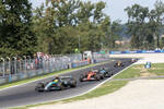 Foto zur News: Carlos Sainz (Ferrari), George Russell (Mercedes) und Lewis Hamilton (Mercedes)