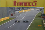 Foto zur News: Sergio Perez (Red Bull) und George Russell (Mercedes)