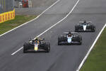 Foto zur News: Sergio Perez (Red Bull), Esteban Ocon (Alpine) und George Russell (Mercedes)