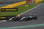 Foto zur News: Sergio Perez (Red Bull) und George Russell (Mercedes)